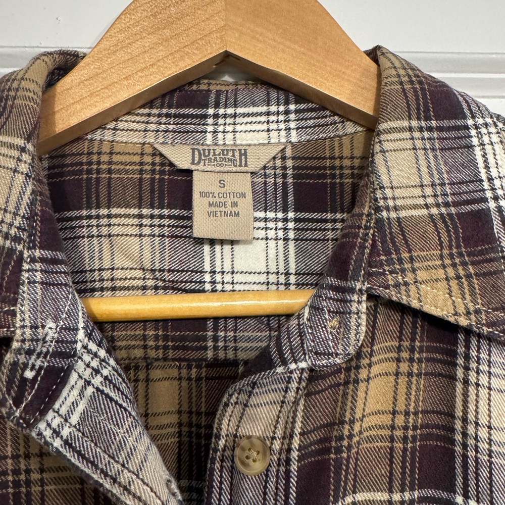 Duluth Trading Plaid Woman’s Flannel Shirt. Size S. Burgundy w/tans and browns.